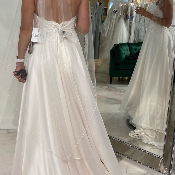 Paloma Blanca Ivory wedding gown - Picture 3 of 10